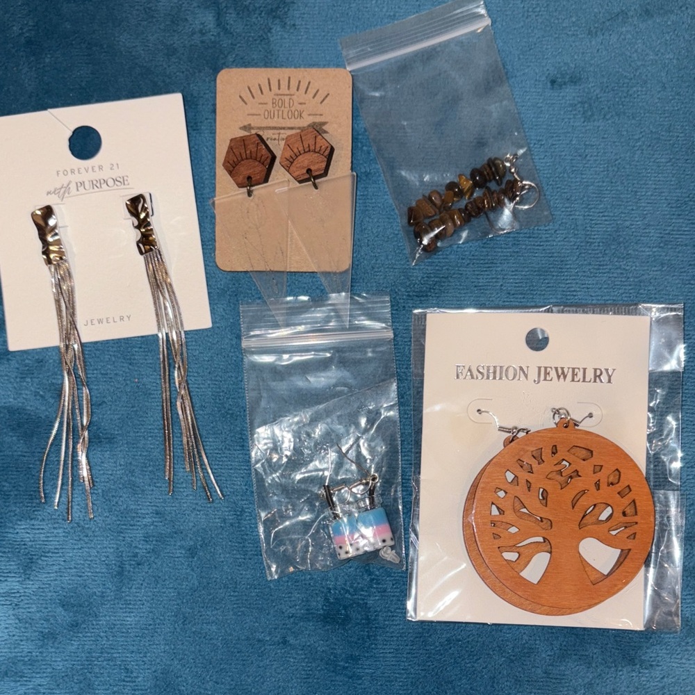 Assorted Jewelry Collection - Picture 8 of 8